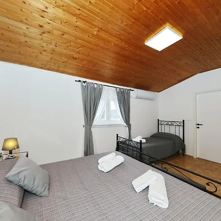 Saphron Apartment *